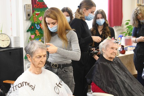 Szebbé tették az idősek frizuráját és ünnepvárását az árpádos diákok